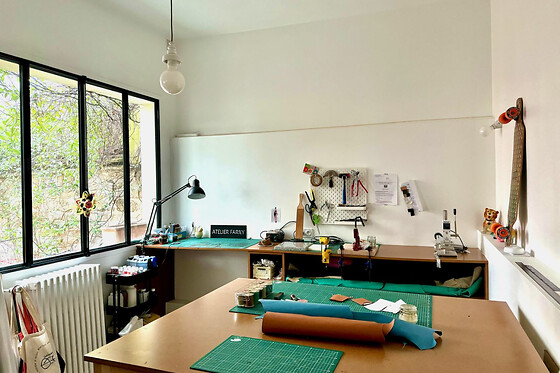 Atelier maroquinerie création d'un set d'accessoires à Paris