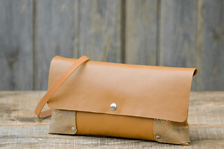 Atelier création sac banane Zaho en cuir à Montjean-sur-Loire