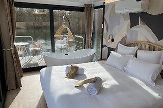 Séjour en suite flottante pour deux chez l'Escale Royale Saint Fargeau à Saint-Fargeau-Ponthierry (77)