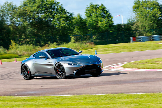 Découverte Aston-Martin Vantage (5 tours) sur le Circuit de Ladoux (63)