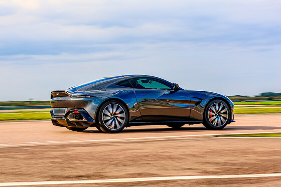Découverte Aston-Martin Vantage (5 tours) sur le Circuit de Ladoux (63)