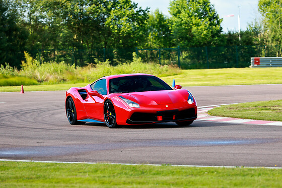 Découverte Ferrari 488 GTB (2 tours) sur le Circuit compétition de Nogaro (3.6km)