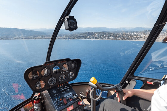 Initiation au pilotage d'hélicoptère à Cannes (06) - Vol en R22 - 25 minutes