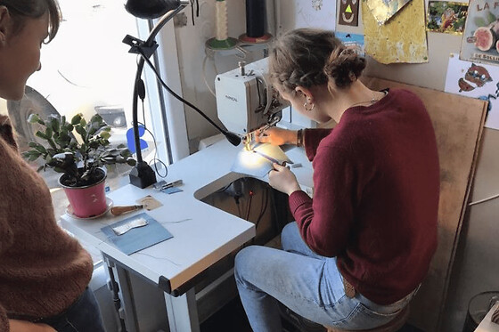 Atelier fabrication d'un portefeuille en cuir à Arbonne (64)