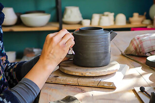 Atelier fabrication de théière en céramique à Salavre (01)