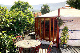 YURTA EN ESPACIO ACOGEDOR E INTIMO