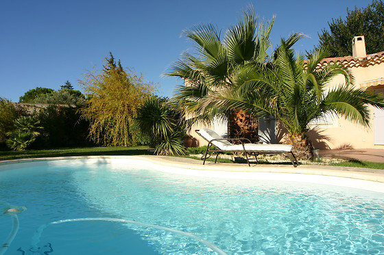 Séjour avec piscine