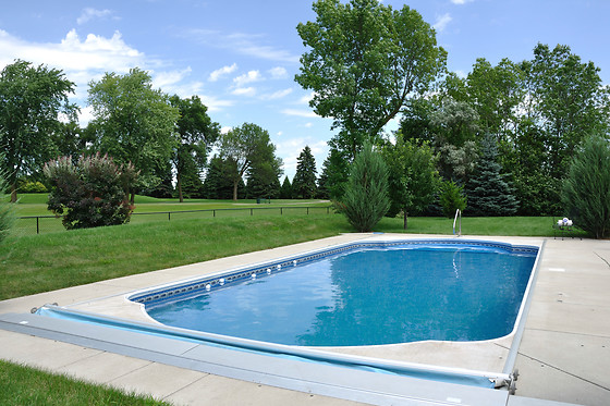 Séjour avec piscine