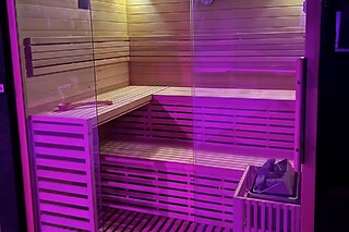 Un accès au spa avec bain à remous, sauna et piscine privative en duo au spa La Fenardière à Marck (62)