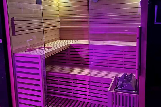 Un accès au spa avec bain à remous, sauna et piscine privative en duo au spa La Fenardière à Marck (62)