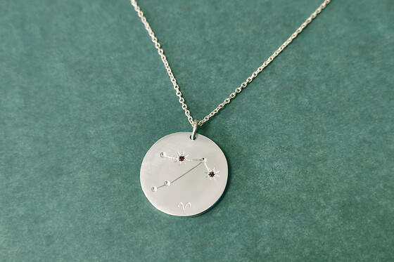 Atelier création d'une médaille du zodiaque en argent à Paris