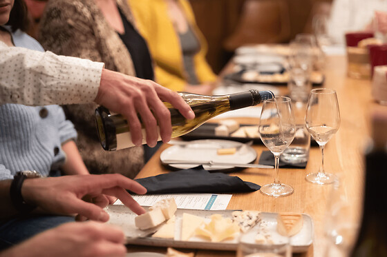 Atelier dégustation fromages & vins aux Caves du Louvre à Paris