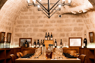 Dégustation fromages & vins, Caves du Louvre Paris (en anglais)
