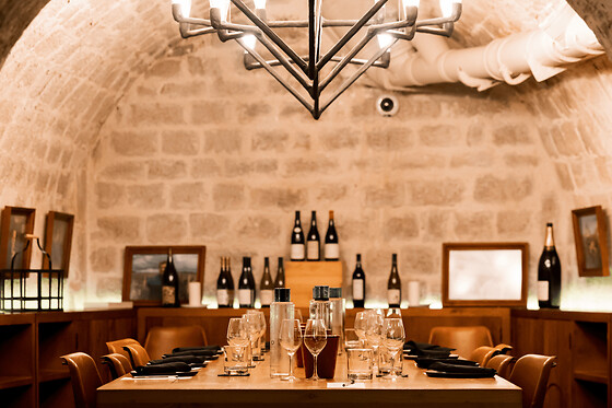 Dégustation fromages & vins, Caves du Louvre Paris (en anglais)