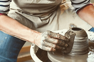 Atelier vase en céramique terre mélée à Salavre (01)