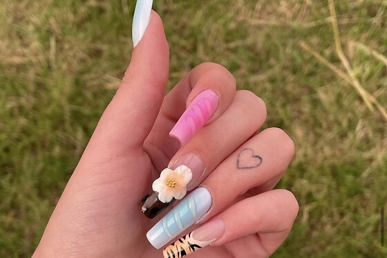 Pose américaine avec nail art pour les mains chez BadPeach Nails à Magenta (51)