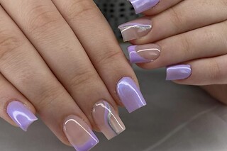 Pose américaine avec nail art pour les mains chez BadPeach Nails à Magenta (51)