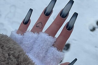 Pose américaine avec nail art pour les mains chez BadPeach Nails à Magenta (51)