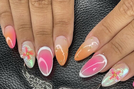 Pose américaine avec nail art pour les mains chez BadPeach Nails à Magenta (51)
