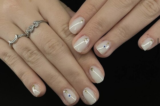 Pose américaine avec nail art pour les mains chez BadPeach Nails à Magenta (51)