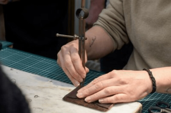 Atelier de maroquinerie en cuir à Paris 1er - Sac bandoulière en cuir - 4h