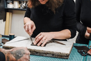 Atelier de maroquinerie en cuir à Paris 1er - Sac bandoulière en cuir - 4h