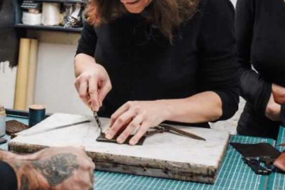Atelier de maroquinerie en cuir à Paris 1er - Sac bandoulière en cuir - 4h