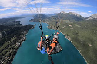 Vol ascendance en parapente au-dessus du lac d'Annecy (74)
