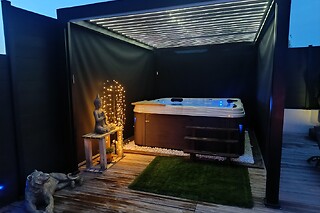 Un accès privatif au spa avec bain à remous et à la piscine en soirée chez Bulle Mauran Berre à Berre-l'Étang (13)