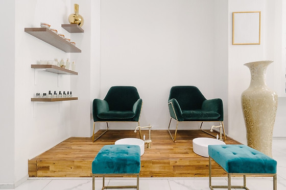 Gommage, massage et beauté des mains avec pose de vernis classique à l'Institut Menasa à Paris (75019)