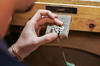 Atelier création de pendentif en argent à Strasbourg (67)