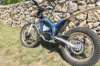 Pilotage de moto trial électrique - Delair Jérôme Formation - Saint-Martin-de-Castillon (84)