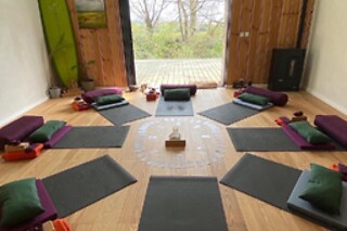 Un cours privé de fly yoga en groupe chez Yam Yoga Farm à Saint-Martin-de-Hinx (40)