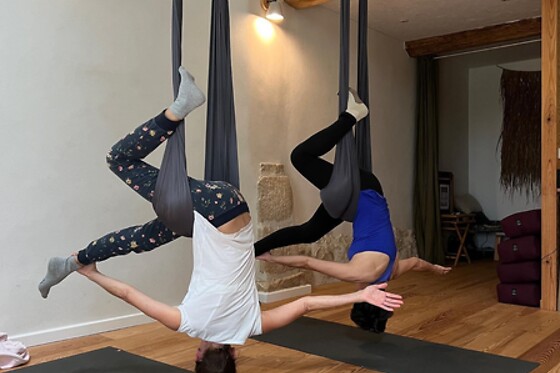 Un cours privé de fly yoga en groupe chez Yam Yoga Farm à Saint-Martin-de-Hinx (40)