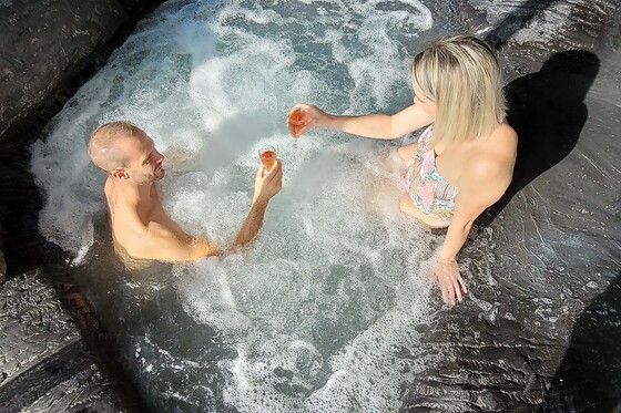 Un accès au spa avec bain à remous et un massage flottant chez H2O Hydrothérapie à Roinvilliers (91)