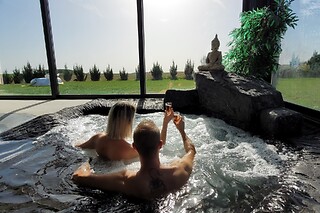 Un accès au spa avec bain à remous et un massage flottant chez H2O Hydrothérapie à Roinvilliers (91)