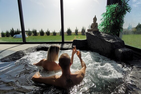 Un accès au spa avec bain à remous et un massage flottant chez H2O Hydrothérapie à Roinvilliers (91)