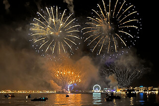 Soirée en catamaran dîner et feu d'artifice depuis Hyères (83)