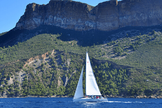 Croisière À La Voile Dans Les Calanques Du Frioul À Marseille